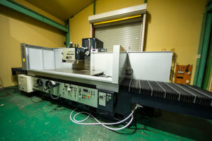 コラム型精密平面研削盤